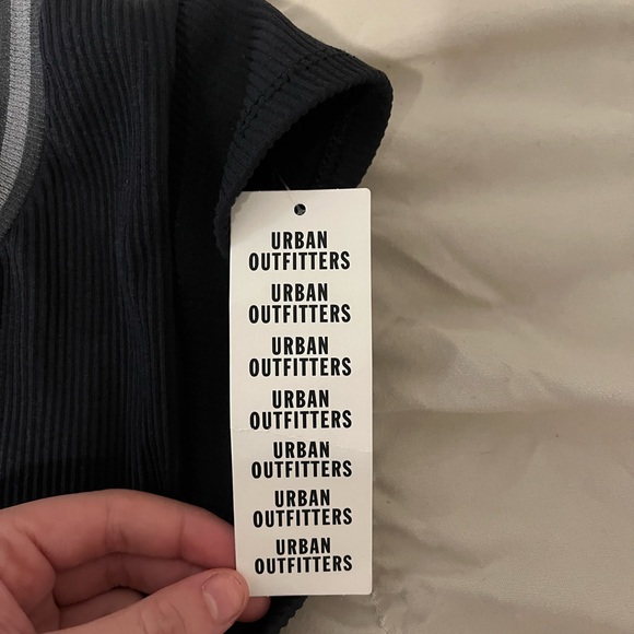 A black cropped t-shirt - Picture 5 of 6